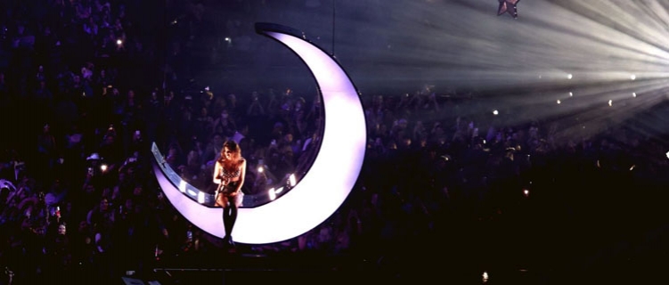 Olivia Rodrigo estreia “GUTS World Tour” em arena lotada nos EUA