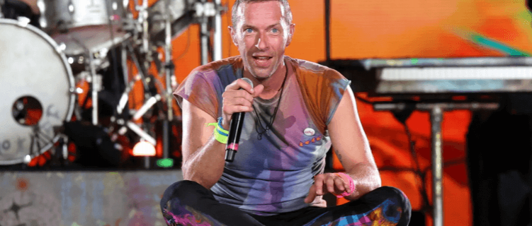 Chris Martin ajuda fã com pedido de casamento durante show
