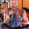 Chris Martin ajuda fã com pedido de casamento durante show