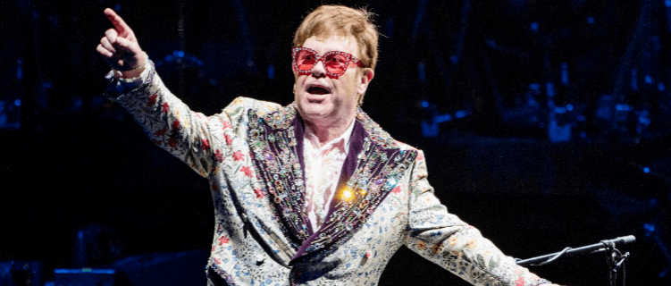 Elton John anuncia leilão de itens pessoais de vestuário